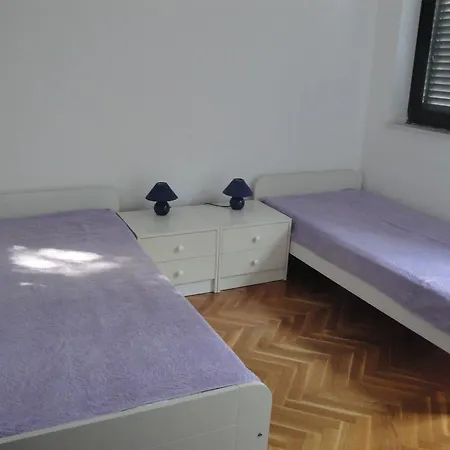 Nyaraló Mirna *